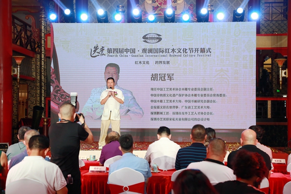 現(xiàn)任中國工藝美術(shù)協(xié)會木雕專業(yè)委員會副主任、深圳市藝美聯(lián)家私實業(yè)有限公司總設(shè)計師胡冠軍進行主題分享 現(xiàn)任中國工藝美術(shù)協(xié)會木雕專業(yè)委員會副主任、深圳市藝美聯(lián)家私實業(yè)有限公司總設(shè)計師胡冠軍進行主題分享