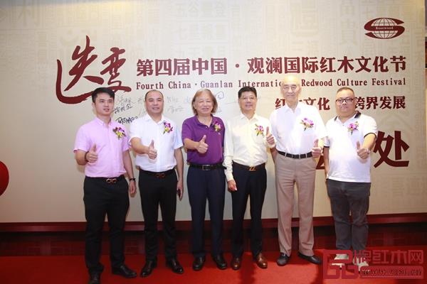 與會嘉賓簽到合影 與會嘉賓簽到合影