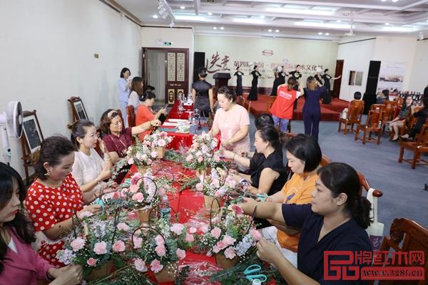 第三分會場萬盛宇紅木文化藝術(shù)館人氣爆棚 第三分會場萬盛宇紅木文化藝術(shù)館人氣爆棚