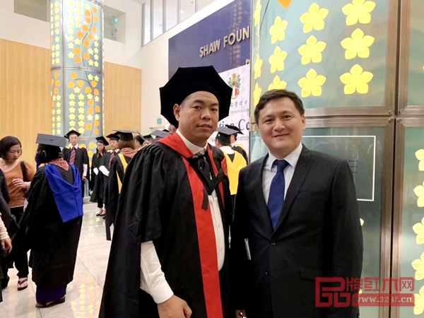 尹付林與其導(dǎo)師合影 尹付林與其導(dǎo)師合影