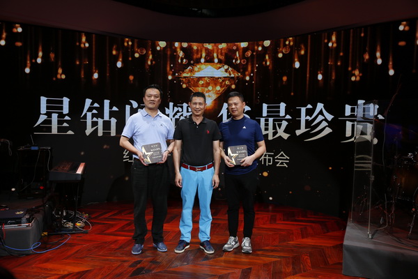 紅古軒品牌創(chuàng)始人吳赤宇為VIP頒發(fā)鉆石VIP牌匾，啟動(dòng)“VIP俱樂部”