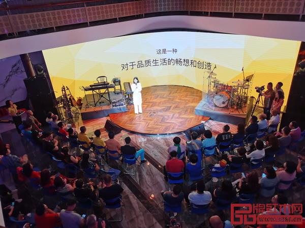 紅古軒品牌創(chuàng)始人吳赤宇為VIP頒發(fā)鉆石VIP牌匾，啟動(dòng)“VIP俱樂部”