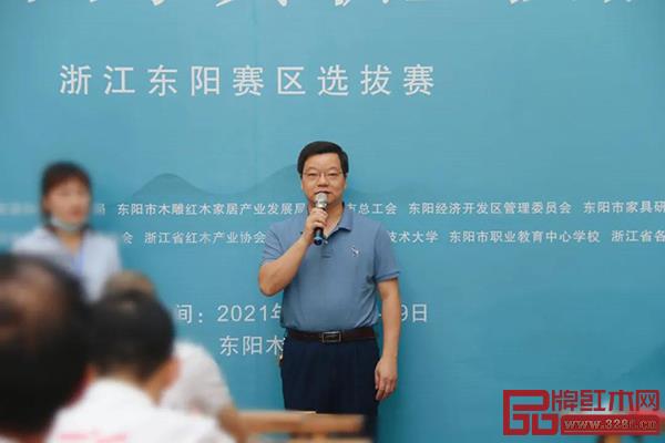 東陽(yáng)市市場(chǎng)監(jiān)督管理局總工程師陳君梁宣布開(kāi)賽