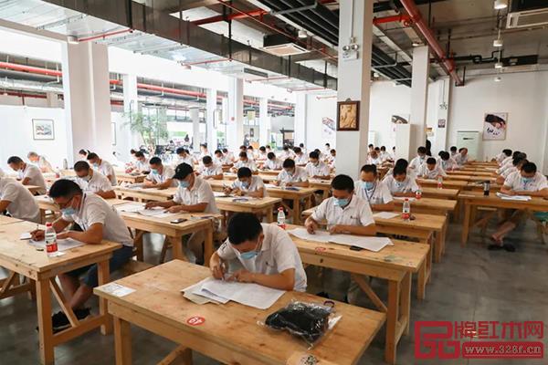 參賽選手在進(jìn)行理論考試