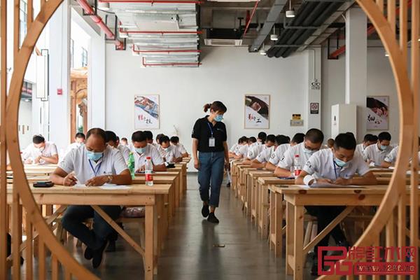 參賽選手在進(jìn)行理論考試