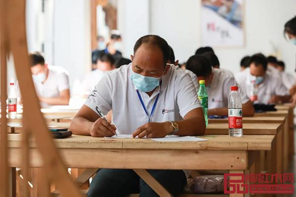 參賽選手在進(jìn)行理論考試