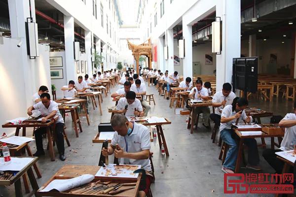 參賽選手進(jìn)行技能競(jìng)賽