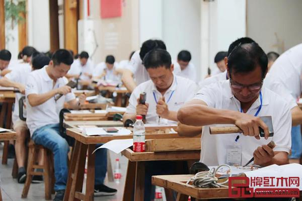 參賽選手進(jìn)行技能競(jìng)賽