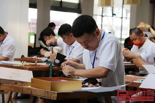 參賽選手進(jìn)行技能競(jìng)賽