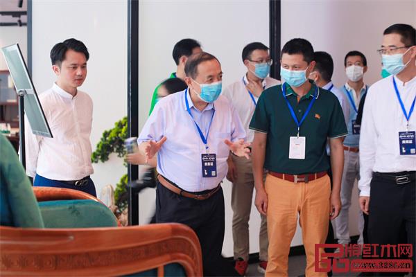 新中式紅木展得到眾多領導的關注與贊譽 新中式紅木展得到眾多領導的關注與贊譽