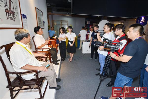 新中式紅木展得到眾多領導的關注與贊譽 新中式紅木展得到眾多領導的關注與贊譽