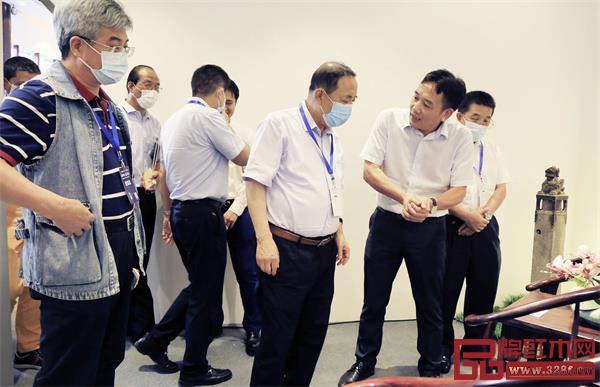 新中式紅木展得到眾多領導的關注與贊譽 新中式紅木展得到眾多領導的關注與贊譽