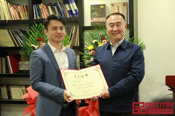 中國(guó)紅木家具品牌峰會(huì)策劃人林偉華(左)接受榮譽(yù)證書(shū) 中國(guó)紅木家具品牌峰會(huì)策劃人林偉華(左)接受榮譽(yù)證書(shū)