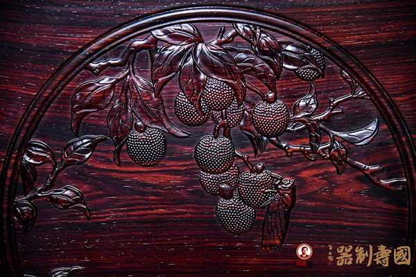 國壽制器產(chǎn)品精美的雕刻、色彩以及布藝 國壽制器產(chǎn)品精美的雕刻、色彩以及布藝