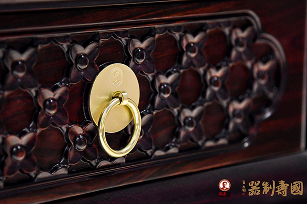 國壽制器產(chǎn)品精美的雕刻、色彩以及布藝 國壽制器產(chǎn)品精美的雕刻、色彩以及布藝