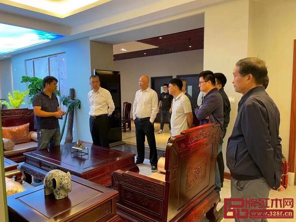 東陽(yáng)市副市長(zhǎng)黃陽(yáng)明(左二)一行蒞臨華夏一品參觀(guān)指導(dǎo) 東陽(yáng)市副市長(zhǎng)黃陽(yáng)明(左二)一行蒞臨華夏一品參觀(guān)指導(dǎo)