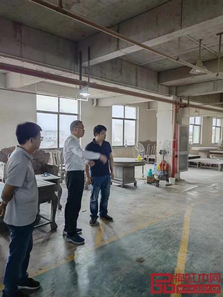 東陽(yáng)市副市長(zhǎng)黃陽(yáng)明(右二)一行蒞臨華夏一品參觀(guān)指導(dǎo) 東陽(yáng)市副市長(zhǎng)黃陽(yáng)明(右二)一行蒞臨華夏一品參觀(guān)指導(dǎo)