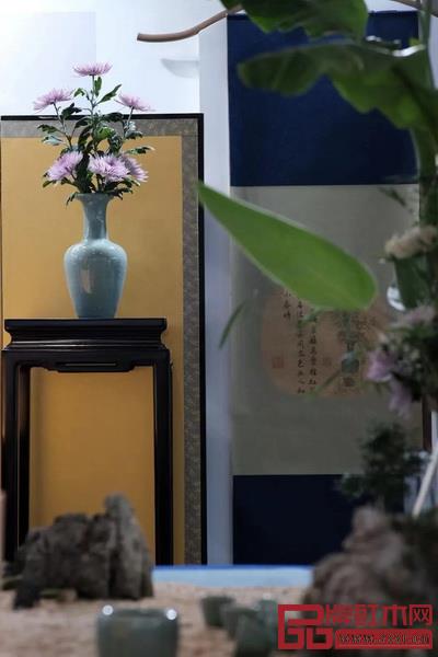 10月16日—18日,明堂紅木作為紅木家具原創(chuàng)設(shè)計(jì)領(lǐng)軍品牌,亮相第八屆中國(guó)國(guó)際版權(quán)博覽會(huì)浙江館宋韻杭式生活展示區(qū)。通過(guò)紫光檀花架、瓶花、宋畫(huà),向參觀(guān)者傳遞宋韻美學(xué),展示自身產(chǎn)品豐富的場(chǎng)景適應(yīng)性及原創(chuàng)設(shè)計(jì)能力。 10月16日—18日,明堂紅木作為紅木家具原創(chuàng)設(shè)計(jì)領(lǐng)軍品牌,亮相第八屆中國(guó)國(guó)際版權(quán)博覽會(huì)浙江館宋韻杭式生活展示區(qū)。通過(guò)紫光檀花架、瓶花、宋畫(huà),向參觀(guān)者傳遞宋韻美學(xué),展示自身產(chǎn)品豐富的場(chǎng)景適應(yīng)性及原創(chuàng)設(shè)計(jì)能力。