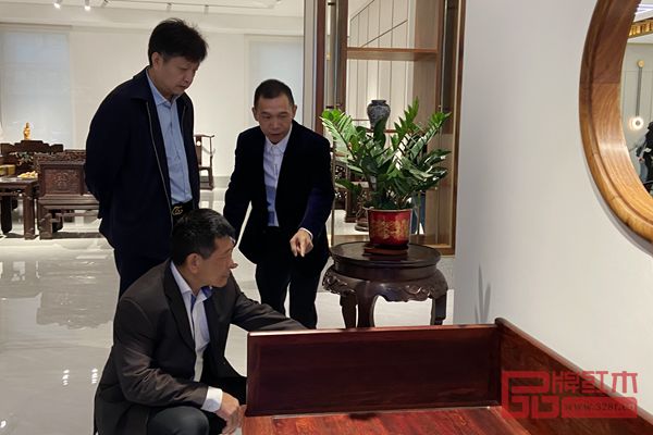 中國傳統(tǒng)工藝大師、波記紫檀館董事長伍建波(右一)在為嘉賓們介紹印度小葉紫檀家具的制作工藝與文化內(nèi)涵 中國傳統(tǒng)工藝大師、波記紫檀館董事長伍建波(右一)在為嘉賓們介紹印度小葉紫檀家具的制作工藝與文化內(nèi)涵