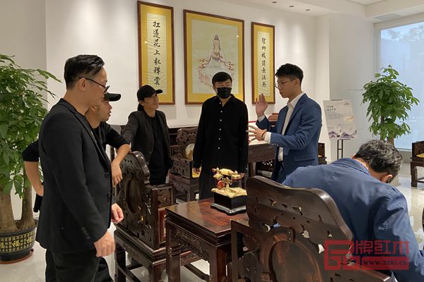 嘉賓們在波記紫檀館品鑒精品紫檀家具 嘉賓們在波記紫檀館品鑒精品紫檀家具