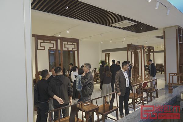 開業(yè)當天,眾多嘉賓在波記紫檀館參觀品鑒大師級印度小葉紫檀精品 開業(yè)當天,眾多嘉賓在波記紫檀館參觀品鑒大師級印度小葉紫檀精品