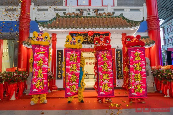 極具嶺南特色的醒獅表演,為波記紫檀館開業(yè)呈祥獻瑞 極具嶺南特色的醒獅表演,為波記紫檀館開業(yè)呈祥獻瑞