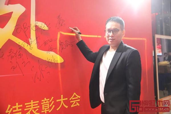 華行紅木總經(jīng)理黃岸喜 華行紅木總經(jīng)理黃岸喜