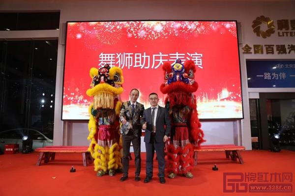 同城聯(lián)盟會長龔志高(右)與秘書長黃岸峰(左)攜手為雄獅點睛 同城聯(lián)盟會長龔志高(右)與秘書長黃岸峰(左)攜手為雄獅點睛