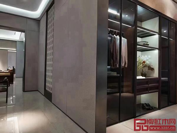 喜氣以“高端全屋定制+時(shí)尚東方家具”為定位,產(chǎn)品和整裝都讓人耳目一新 喜氣以“高端全屋定制+時(shí)尚東方家具”為定位,產(chǎn)品和整裝都讓人耳目一新