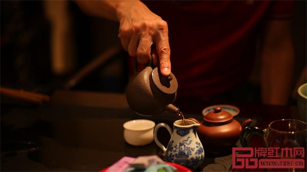 中國傳統(tǒng)的庭院是自然勝景，與匠人之心的完美結(jié)合，含蓄蘊藉的詩畫情趣中，更蘊藏了豐富的精神世界