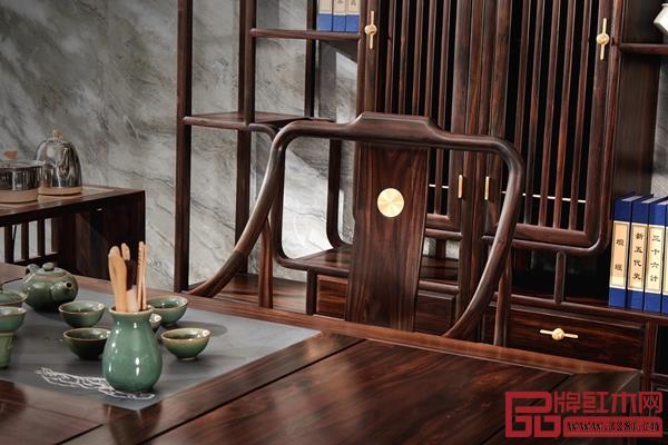 扶手椅位置寬敞 扶手椅位置寬敞