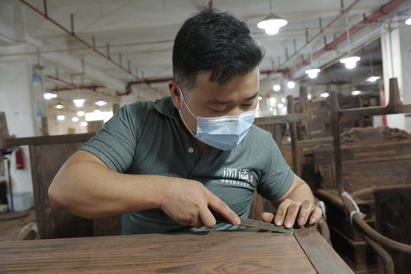 閑適紅木對家具制作的每個環(huán)節(jié)都高標準要求 閑適紅木對家具制作的每個環(huán)節(jié)都高標準要求