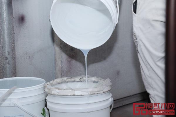 喜迎紅紅木開創(chuàng)紅木家具水性漆工藝,無毒無味,獲國家專利認證 喜迎紅紅木開創(chuàng)紅木家具水性漆工藝,無毒無味,獲國家專利認證