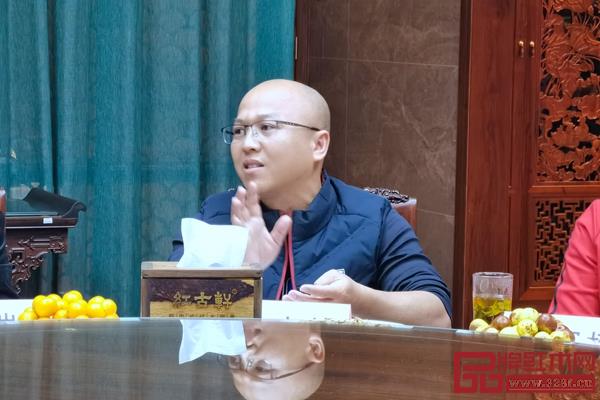 印巷森刻董事長(zhǎng)陳文德發(fā)表觀點(diǎn) 印巷森刻董事長(zhǎng)陳文德發(fā)表觀點(diǎn)