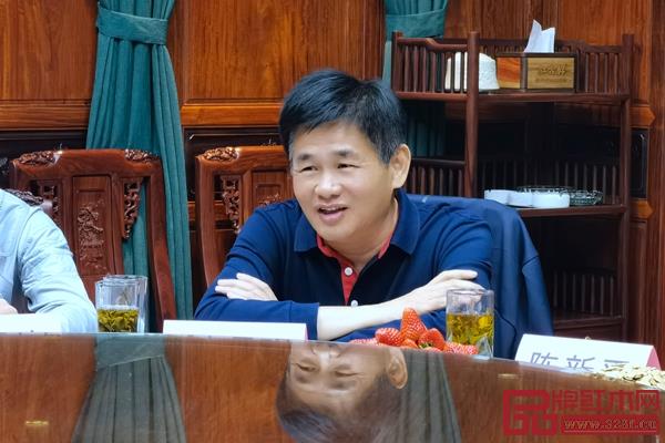 中國(guó)紅木家具產(chǎn)業(yè)發(fā)展特別貢獻(xiàn)人物謝巧明做精彩發(fā)言 中國(guó)紅木家具產(chǎn)業(yè)發(fā)展特別貢獻(xiàn)人物謝巧明做精彩發(fā)言