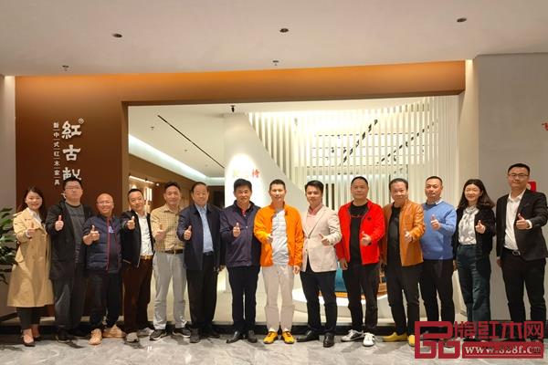 研討會(huì)與會(huì)成員合影 研討會(huì)與會(huì)成員合影