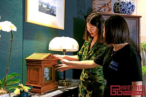 楊總為小Q介紹空間的紅木擺件 楊總為小Q介紹空間的紅木擺件