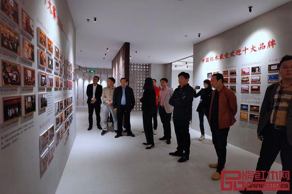 會(huì)前與會(huì)人員參觀紅古軒文化展廳 會(huì)前與會(huì)人員參觀紅古軒文化展廳
