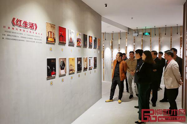 會(huì)前與會(huì)人員參觀紅古軒文化展廳 會(huì)前與會(huì)人員參觀紅古軒文化展廳