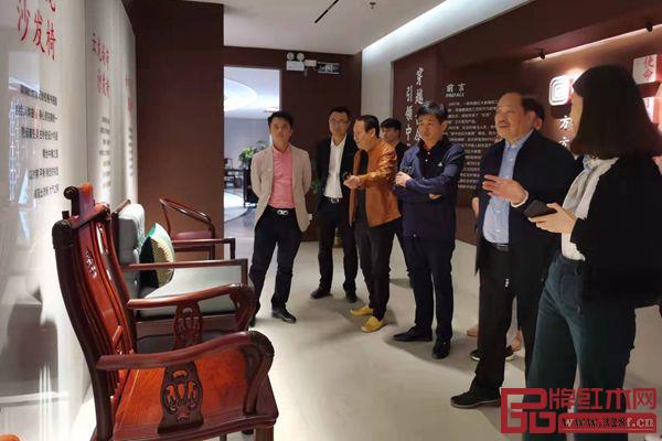 謝巧明(右三)等一行人參觀紅古軒文化展廳 謝巧明(右三)等一行人參觀紅古軒文化展廳