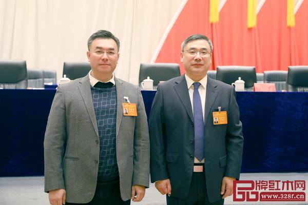 陳淦凡（左）與政協(xié)副主席宋耀明（右）合影留念