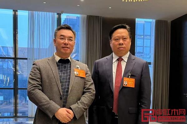 陳淦凡（左）與新一屆政協(xié)主席廖和平（右）合影留念