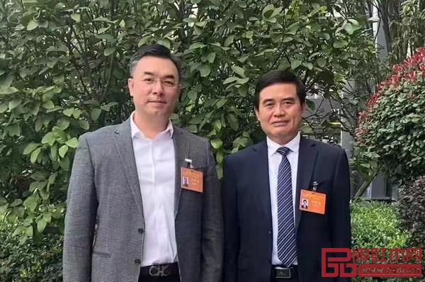 陳淦凡（左）與上屆政協(xié)主席湯吉銀（右）合影留念