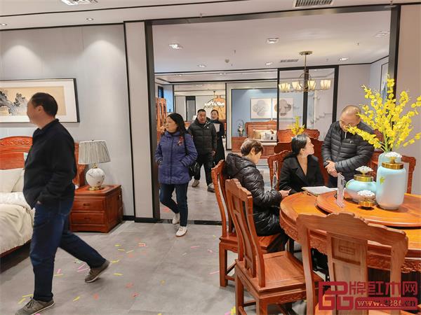 活動(dòng)現(xiàn)場(chǎng)熱鬧非凡,引發(fā)了一陣陣的搶購(gòu)熱潮 活動(dòng)現(xiàn)場(chǎng)熱鬧非凡,引發(fā)了一陣陣的搶購(gòu)熱潮