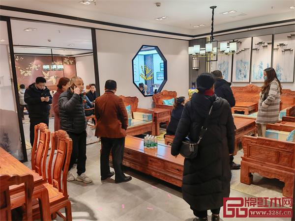 活動(dòng)現(xiàn)場(chǎng)熱鬧非凡,引發(fā)了一陣陣的搶購(gòu)熱潮 活動(dòng)現(xiàn)場(chǎng)熱鬧非凡,引發(fā)了一陣陣的搶購(gòu)熱潮