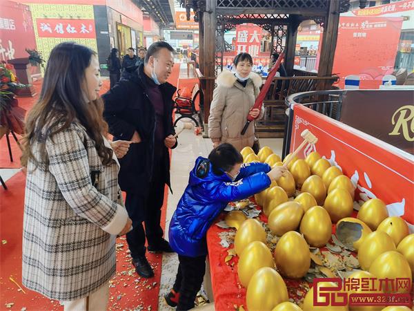 活動(dòng)現(xiàn)場(chǎng)熱鬧非凡,引發(fā)了一陣陣的搶購(gòu)熱潮 活動(dòng)現(xiàn)場(chǎng)熱鬧非凡,引發(fā)了一陣陣的搶購(gòu)熱潮