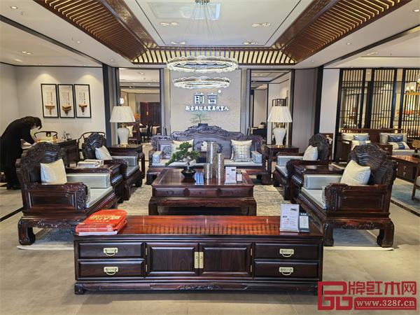 作為以三大品牌系列綜合店的最高標(biāo)準(zhǔn)布局的終端門(mén)店,帶給消費(fèi)者沉浸式的消費(fèi)體驗(yàn) 作為以三大品牌系列綜合店的最高標(biāo)準(zhǔn)布局的終端門(mén)店,帶給消費(fèi)者沉浸式的消費(fèi)體驗(yàn)