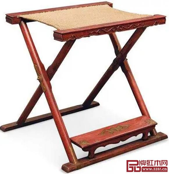 明·黃花梨木交杌,可以折疊、攜帶方便的小型坐具,也叫馬扎,最早是由西域傳入中原的,所以也稱胡床 明·黃花梨木交杌,可以折疊、攜帶方便的小型坐具,也叫馬扎,最早是由西域傳入中原的,所以也稱胡床