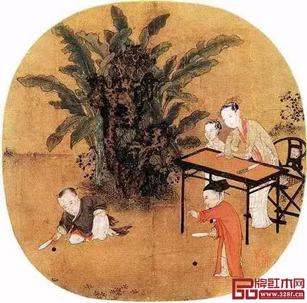 宋《蕉陰擊球圖扇頁(yè)》中,女子輕伏于小案之上,身后是一把圓后背交椅 宋《蕉陰擊球圖扇頁(yè)》中,女子輕伏于小案之上,身后是一把圓后背交椅