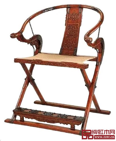 原加州中國(guó)古典家具博物館中有一把,1990年被運(yùn)抵香港嘉木堂修復(fù),1996年9月在紐約佳士得售出 原加州中國(guó)古典家具博物館中有一把,1990年被運(yùn)抵香港嘉木堂修復(fù),1996年9月在紐約佳士得售出